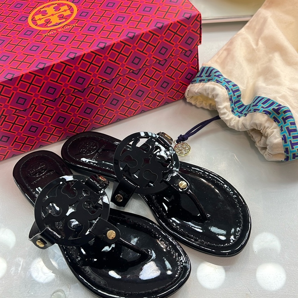 Tory Burch patent leather black sandal with large emblem waterproof size 6.5 NEW - Picture 2 of 10